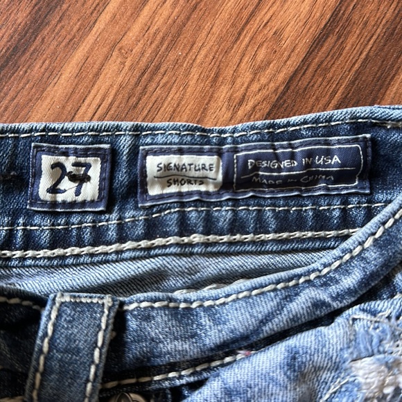 Miss Me Signature Shorts Size 27 - Picture 3 of 4